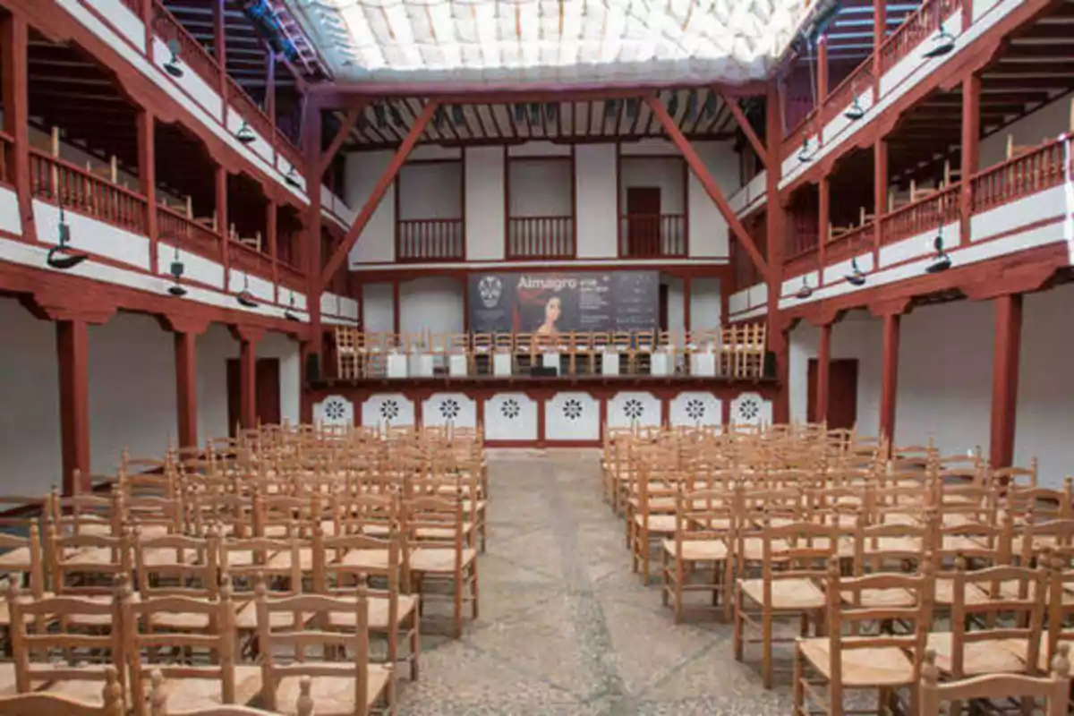 Teatro clásico con sillas de madera y balcones en Almagro.