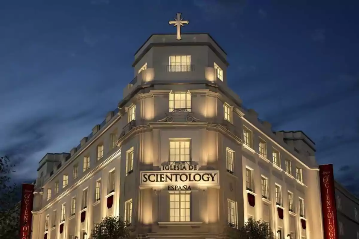 Edificio iluminado de la Iglesia de Scientology en España durante la noche.