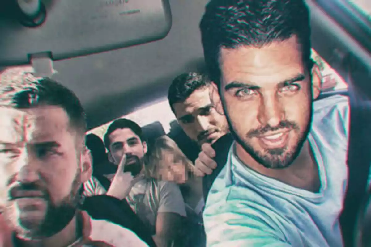 Un grupo de personas dentro de un automóvil, con uno de ellos tomando una selfie.
