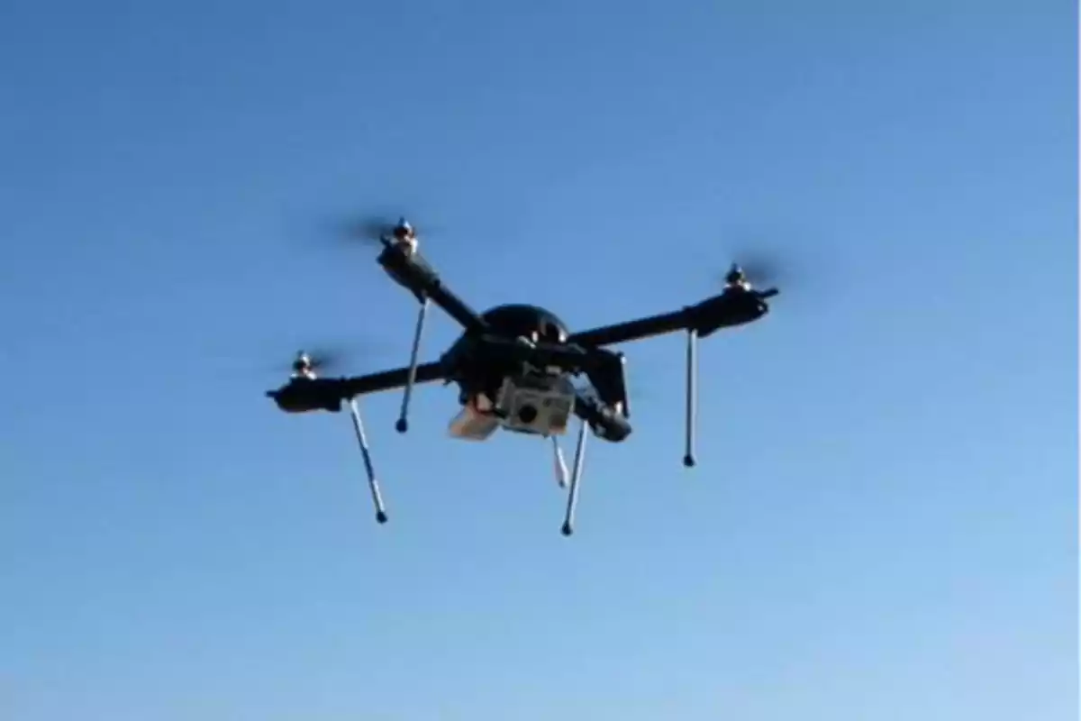 Un dron volando en el cielo azul.