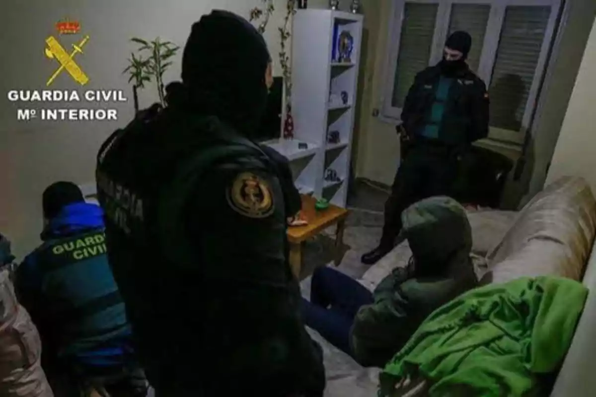 Agentes de la Guardia Civil en una operación dentro de una vivienda.