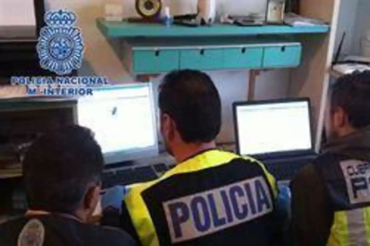 Agentes de la Policía Nacional trabajando en computadoras.