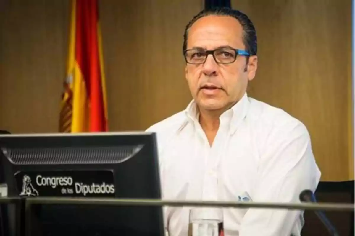 Hombre con gafas y camisa blanca hablando en el Congreso de los Diputados de España.