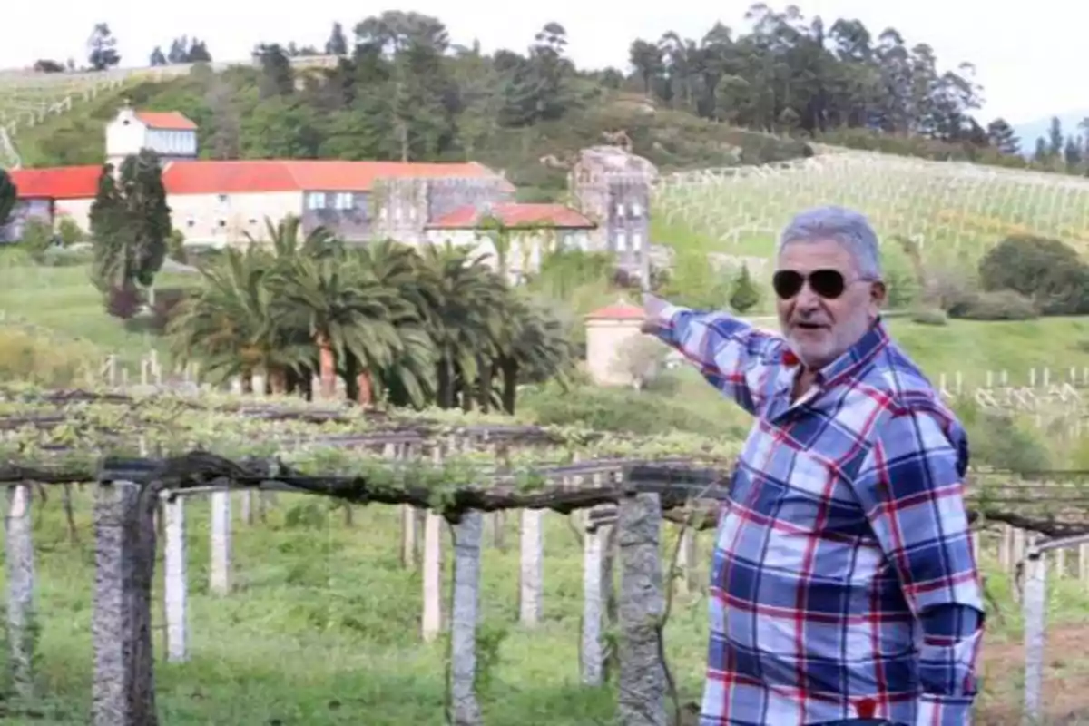 Laureano Oubiña señalando el Pazo Bayón.