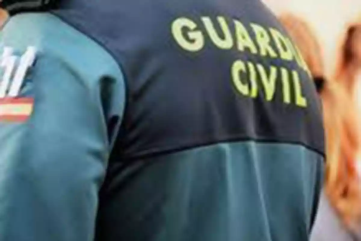 Un agente de la Guardia Civil con uniforme oficial.