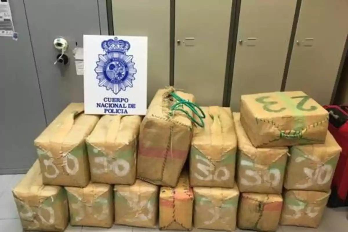 Paquetes de contrabando incautados por el Cuerpo Nacional de Policía frente a unos casilleros.