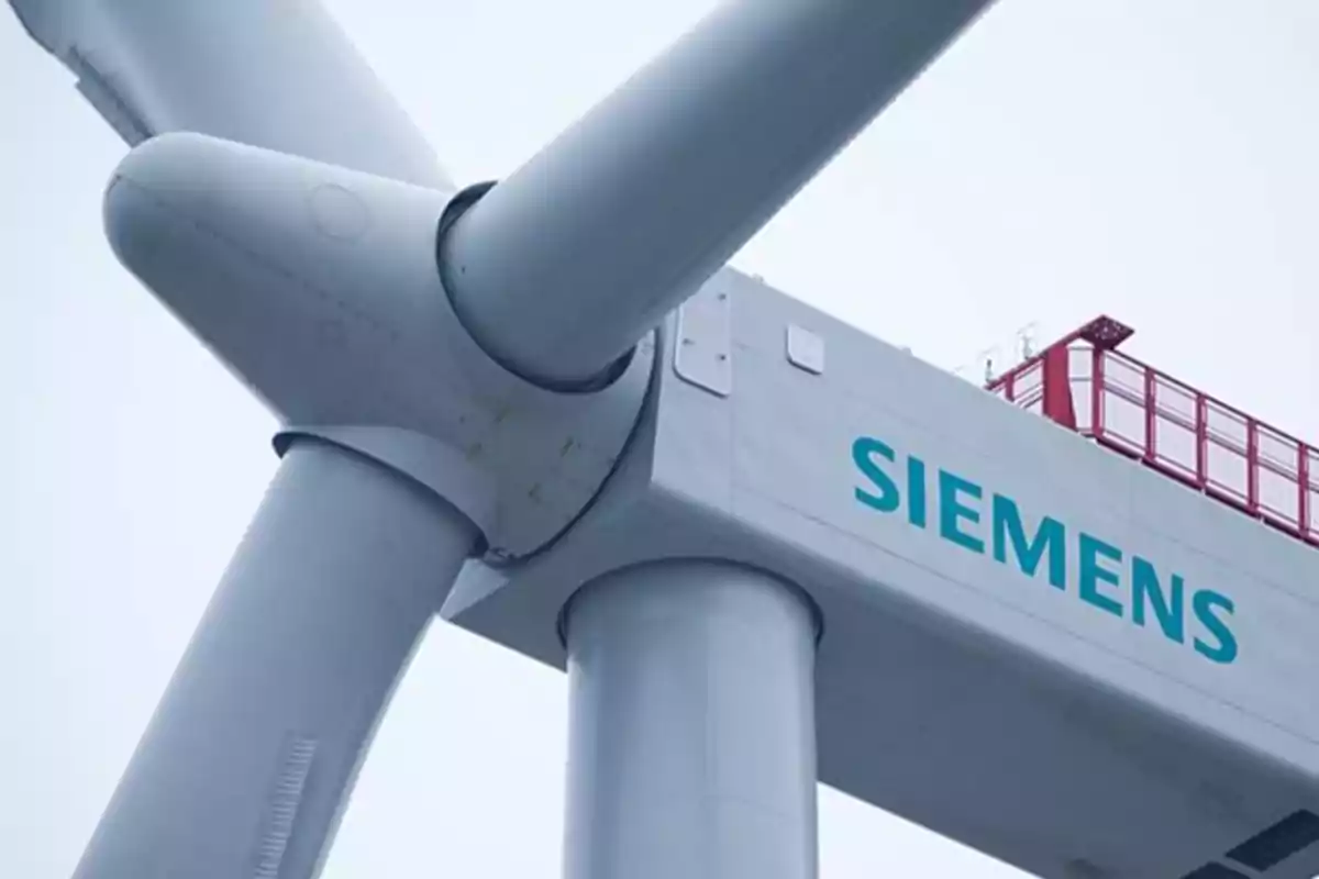 Primer plano de un aerogenerador con el logotipo de Siemens en la estructura.