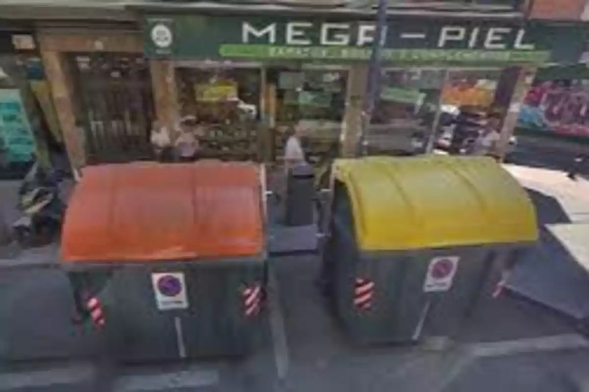 Contenedores de reciclaje en la calle frente a una tienda llamada "Mega-Piel".