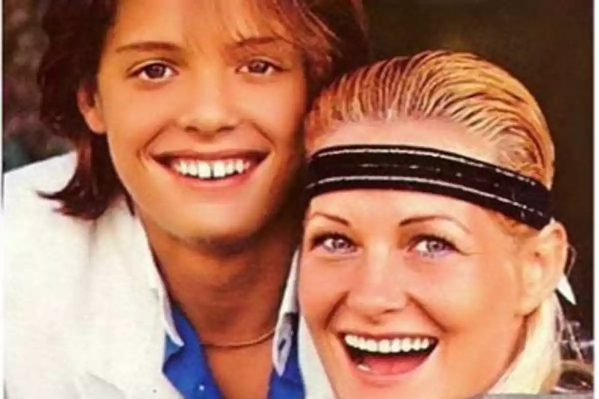 Dos personas sonrientes, una con cabello corto y otra con una cinta en la cabeza.