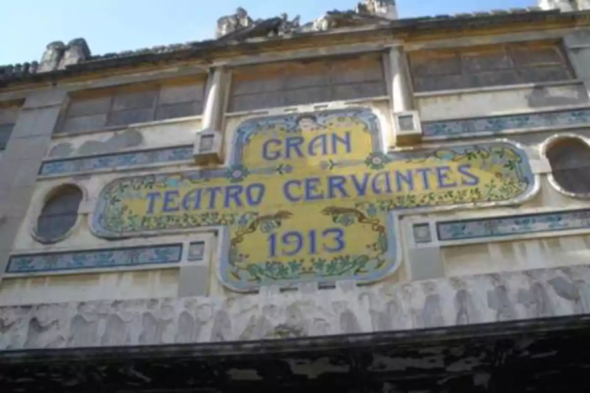 Fachada del Gran Teatro Cervantes con un letrero que indica su nombre y el año 1913.