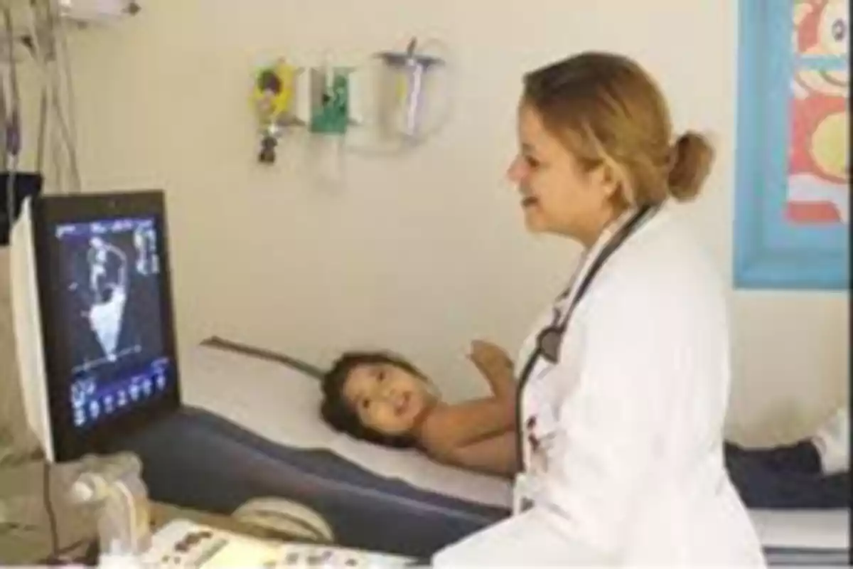 Una doctora realiza un ultrasonido a una niña en una clínica.