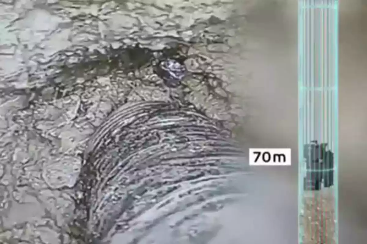 Imagen de una tubería subterránea a 70 metros de profundidad, con una sección transversal que muestra su estructura interna.