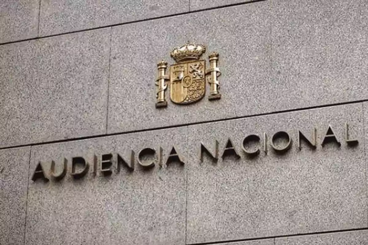 Fachada de la Audiencia Nacional de España con el escudo nacional en la parte superior.