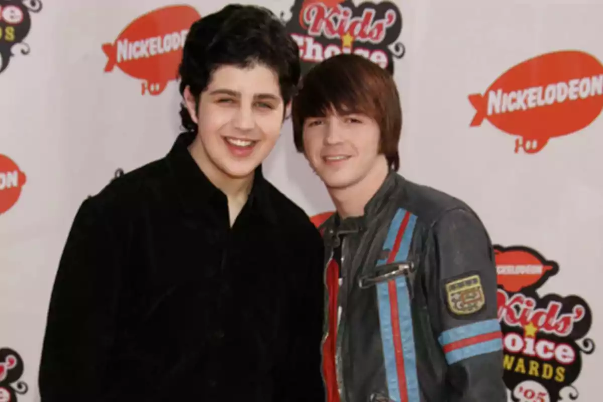 Dos personas posando en la alfombra roja de los Kids' Choice Awards de Nickelodeon.