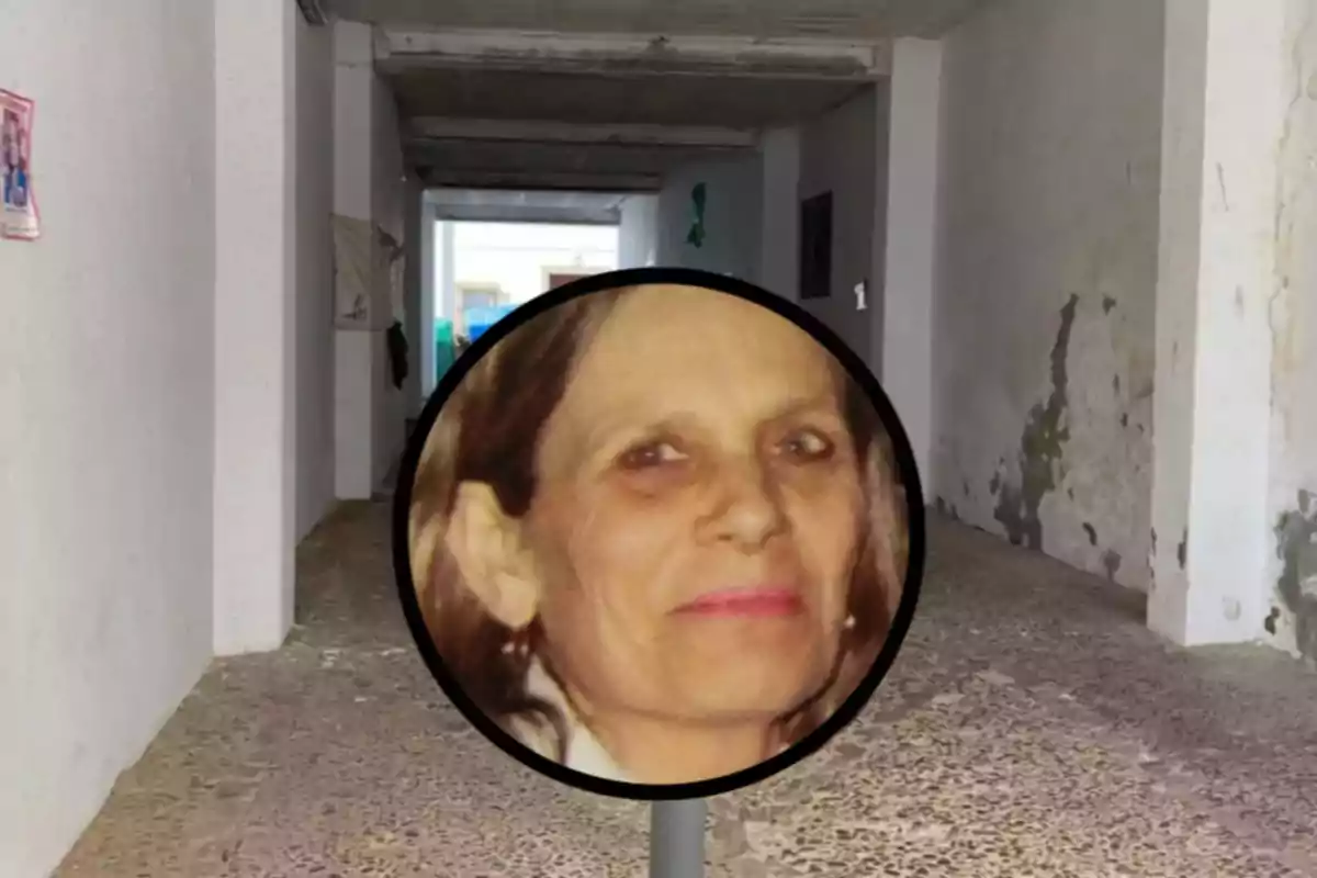 Un pasillo con paredes blancas y un espejo que refleja el rostro de una persona. Un pasillo con paredes blancas y un espejo que refleja el rostro de una persona.