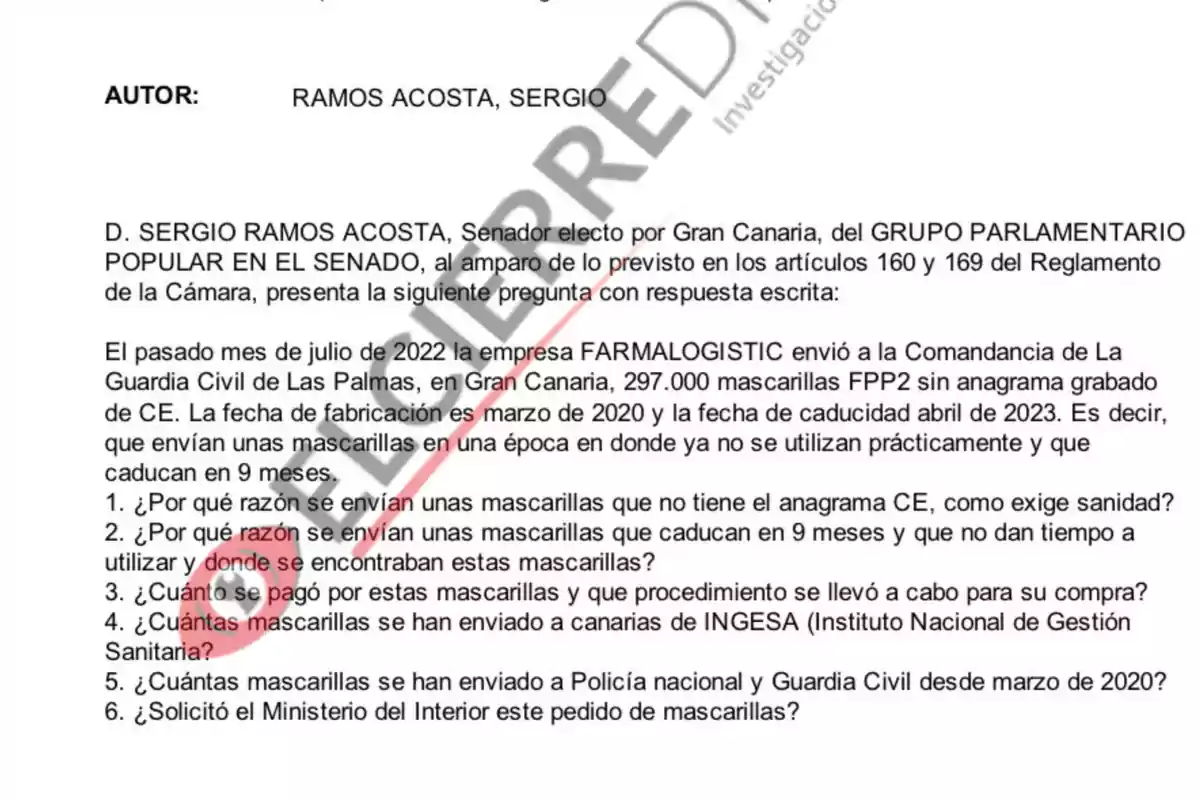 Documento con preguntas dirigidas a una entidad gubernamental sobre la adquisición y distribución de mascarillas FPP2 sin anagrama CE y con fecha de caducidad próxima. El autor del documento es Sergio Ramos Acosta, senador por Gran Canaria del Grupo Parlamentario Popular en el Senado. Las preguntas incluyen razones para la compra de mascarillas sin anagrama CE, la caducidad de las mascarillas, el costo y procedimiento de compra, la cantidad de mascarillas enviadas a Canarias y a la Policía Nacional y Guardia Civil, y si el Ministerio del Interior solicitó este pedido de mascarillas.