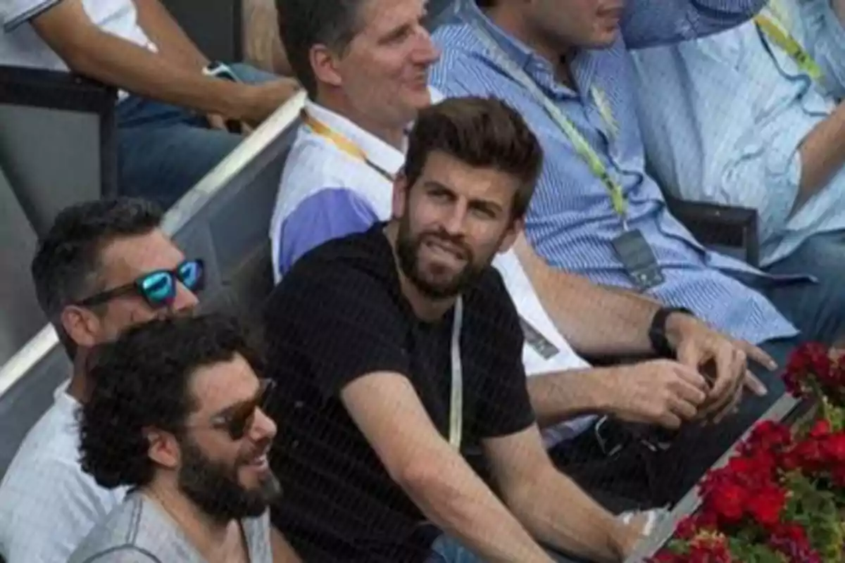 Piqué, futbolista del FC Barcelona, disfrutando de un partido de tenis