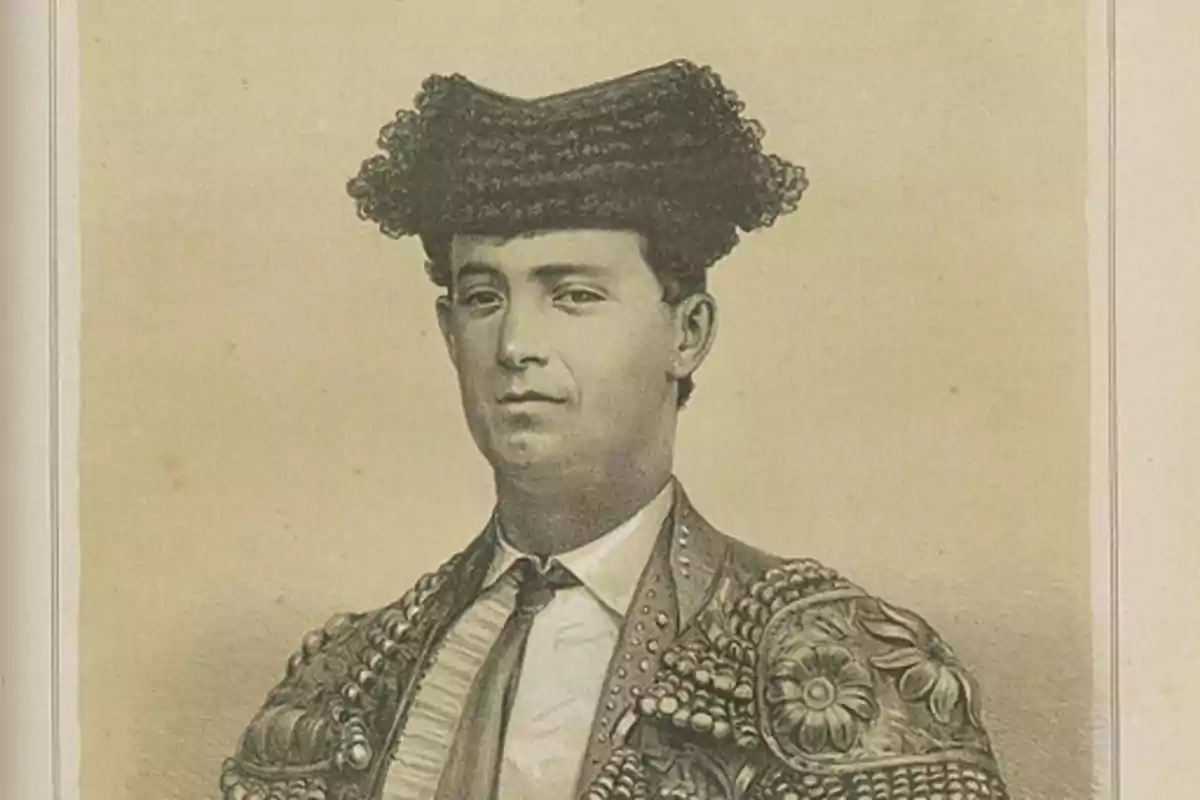Retrato antiguo de un torero con traje de luces y montera. Retrato antiguo de un torero con traje de luces y montera.