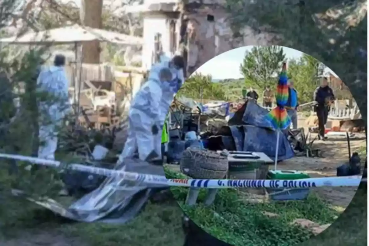 Varias personas con trajes protectores trabajan en una zona acordonada por la policía donde se observan escombros y objetos dispersos al aire libre