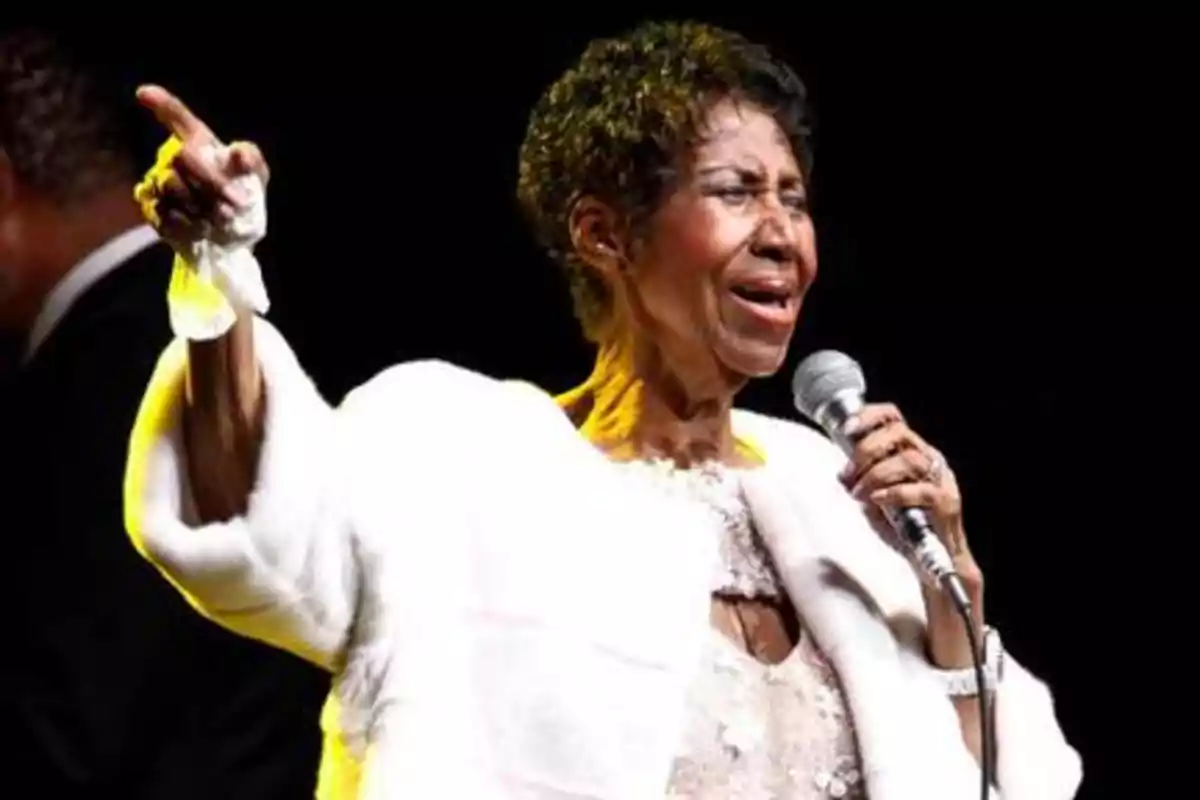 Aretha Franklin cantando en uno de sus conciertos