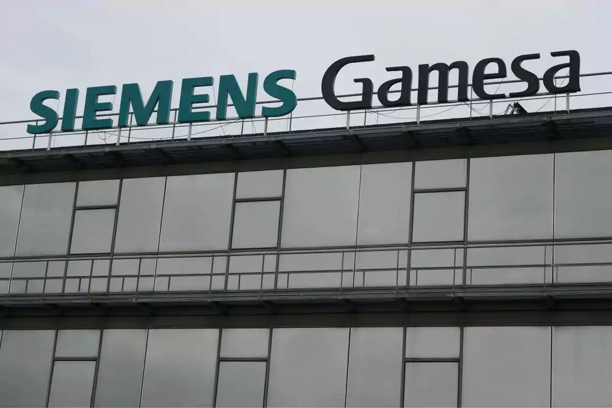 Edificio con el logotipo de Siemens Gamesa en la parte superior.