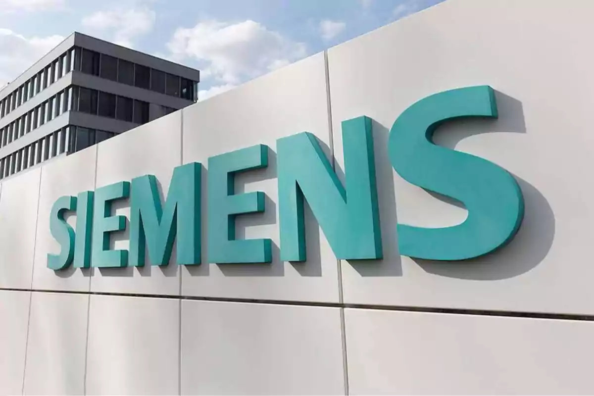 Logo de Siemens en la fachada de un edificio moderno.