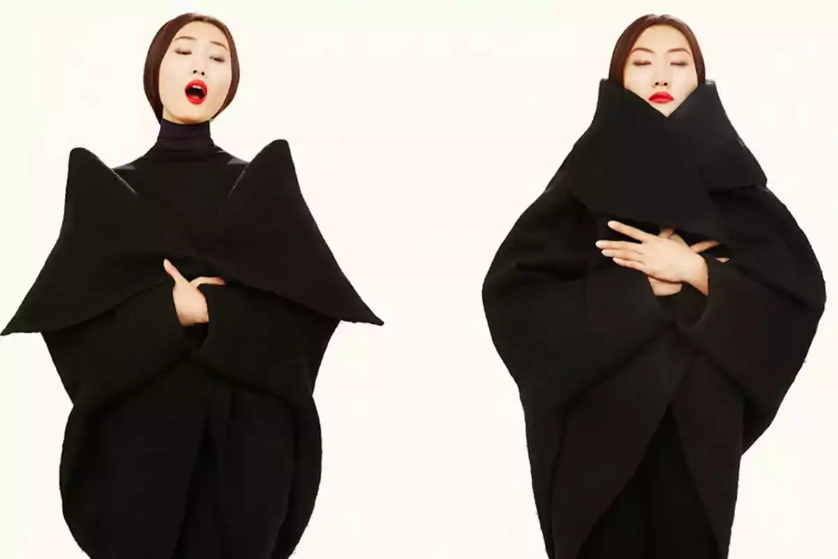Una mujer con los labios pintados de rojo lleva un abrigo negro voluminoso y aparece en dos poses diferentes, una con la boca abierta y otra con los ojos cerrados.