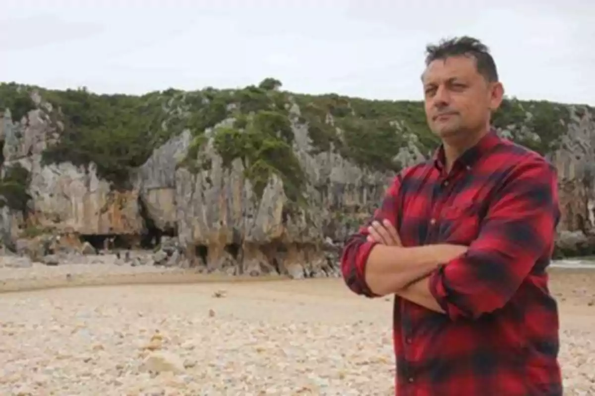 Javier Ardines, el concejal de IU asesinado en Llanes, en una playa de la localia