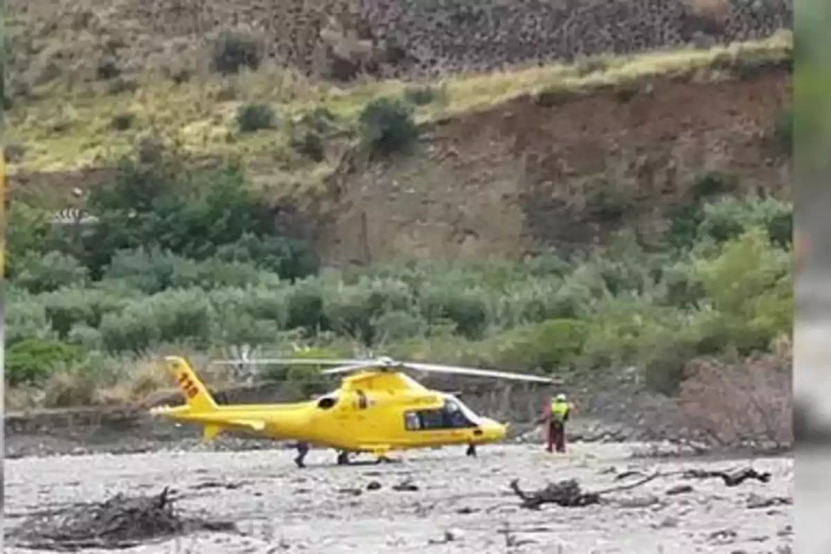 Helicóptero de los equipos de rescate italianos en el lugar de los hechos