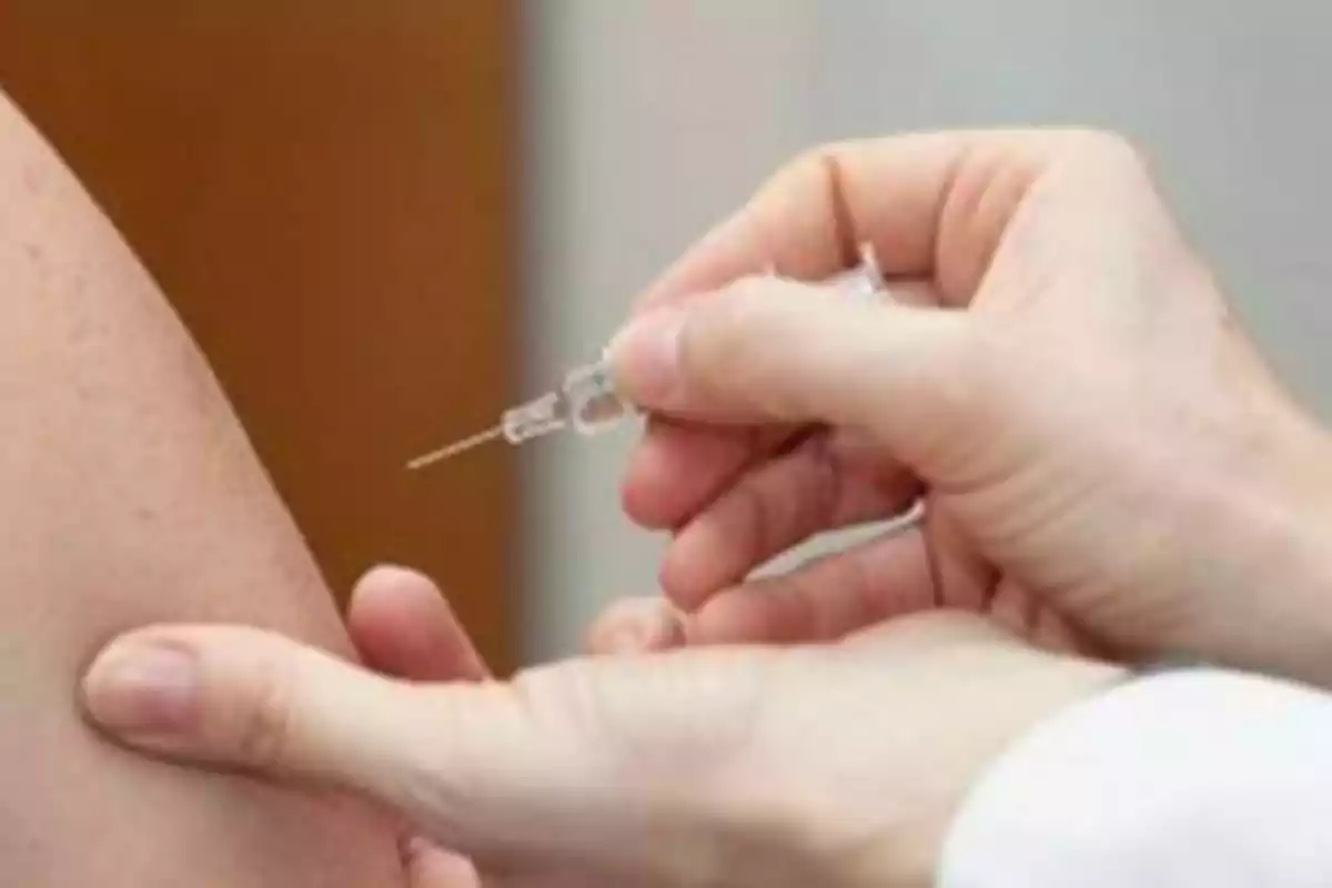 Personal médico vacunando a un paciente