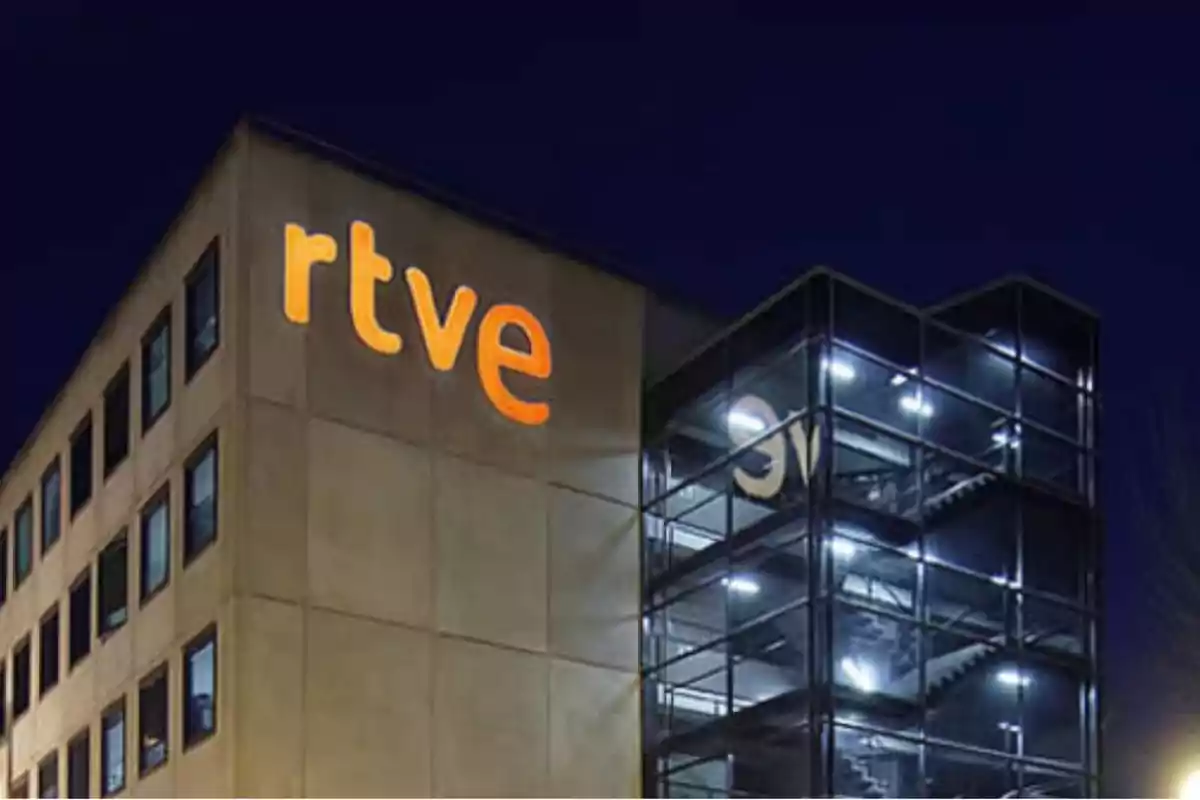 Edificio de RTVE iluminado por la noche.