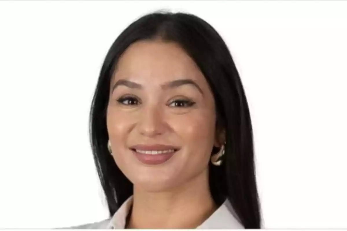 Mujer de cabello largo y oscuro sonriendo con fondo blanco Mujer de cabello largo y oscuro sonriendo con fondo blanco