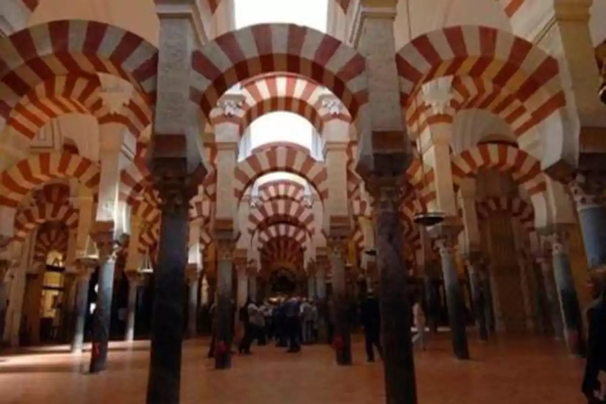 El interior de una de las naves de la Mezquita - Catedral de Córdoba