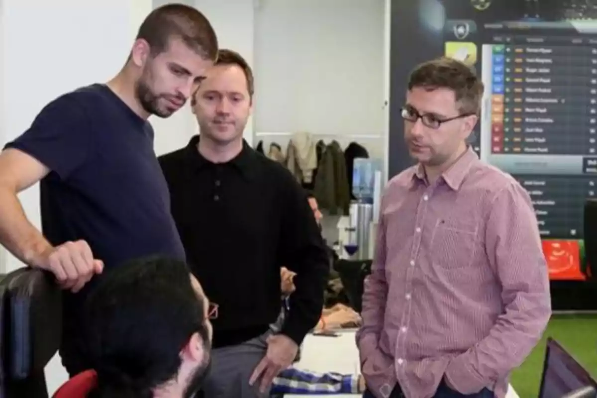 Gerard Piqué charlando junto a algunos trabajadores de Kerad Games