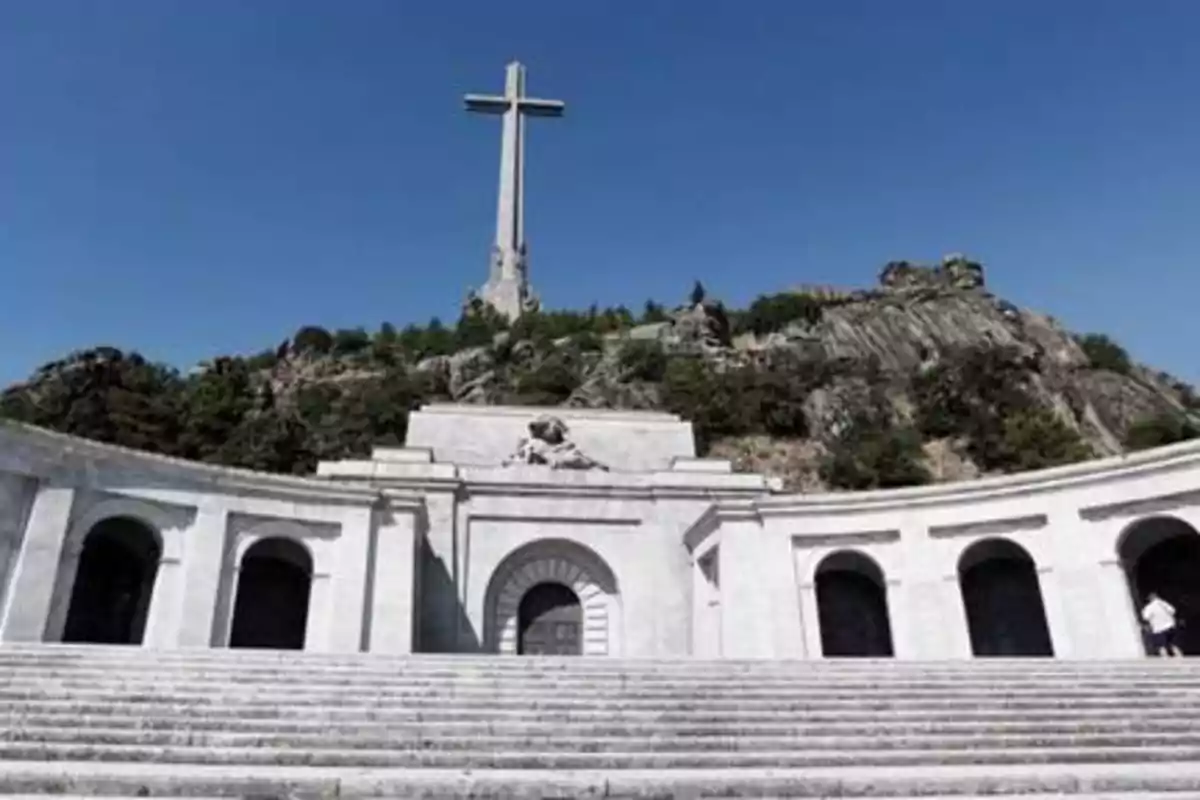 Escalinata del Valle de los Caídos con la cruz al fondo