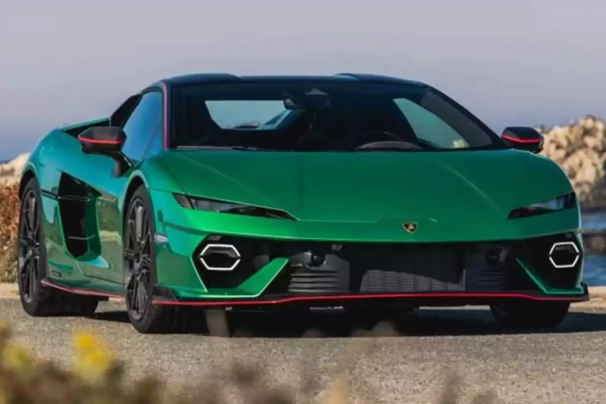 Un auto deportivo lamborghini Temerario verde estacionado en una carretera con un paisaje de fondo.