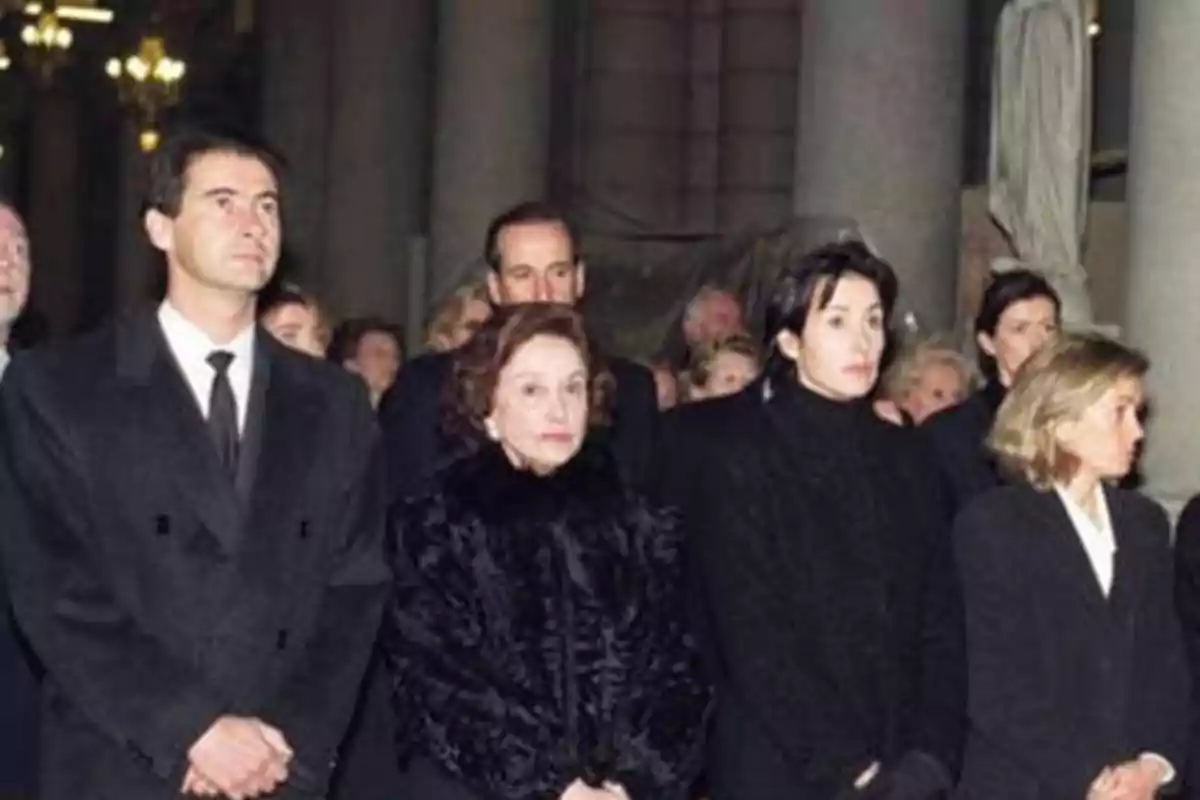Integrantes de la familia Franco vestidos de negro