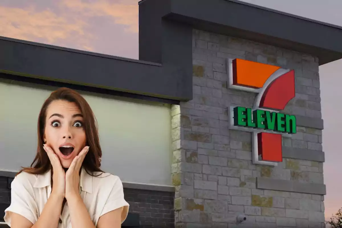Mujer sorprendida frente a una tienda 7-Eleven al atardecer. Mujer sorprendida frente a una tienda 7-Eleven al atardecer.