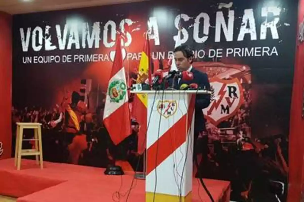 Raúl Martín Presa, presidente del Rayo, compareciendo ante los medios