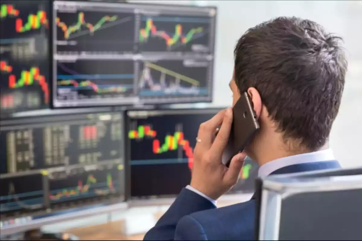 Fotografía de bróker financiero operando Fotografía de bróker financiero operando