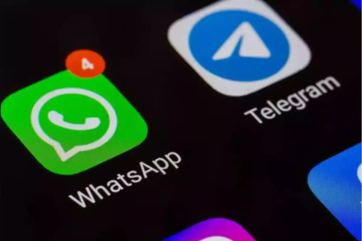 Iconos de las aplicaciones WhatsApp y Telegram en la pantalla de un teléfono móvil.