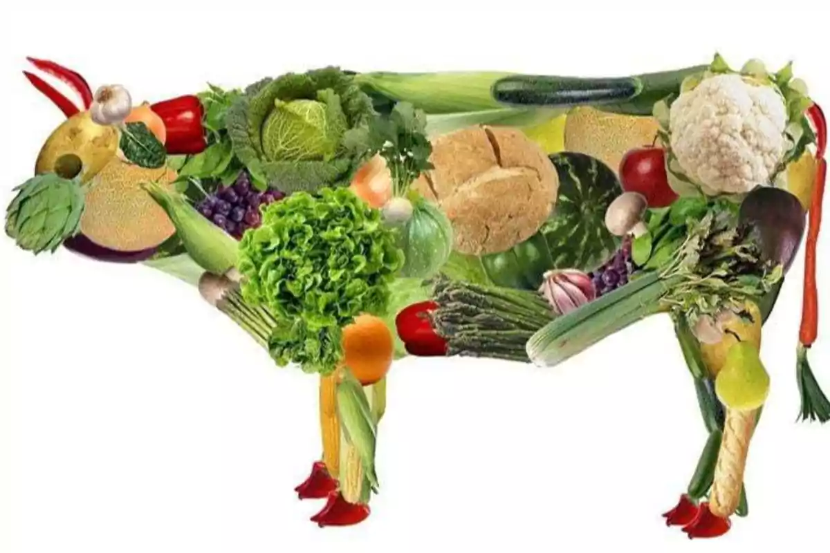 Una vaca formada por diferentes tipos de vegetales y frutas.