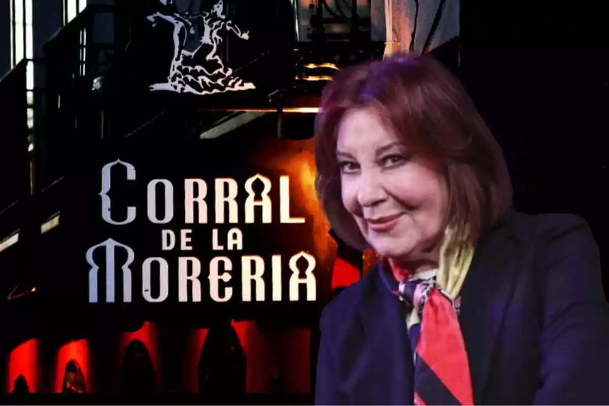 Blanca del Rey sobre un cartel del Corral de la Morería