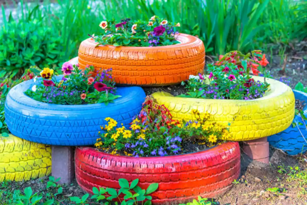 Imagen de jardineras hechas con neumáticos, uno de los espacios donde más proliferan los mosquitos