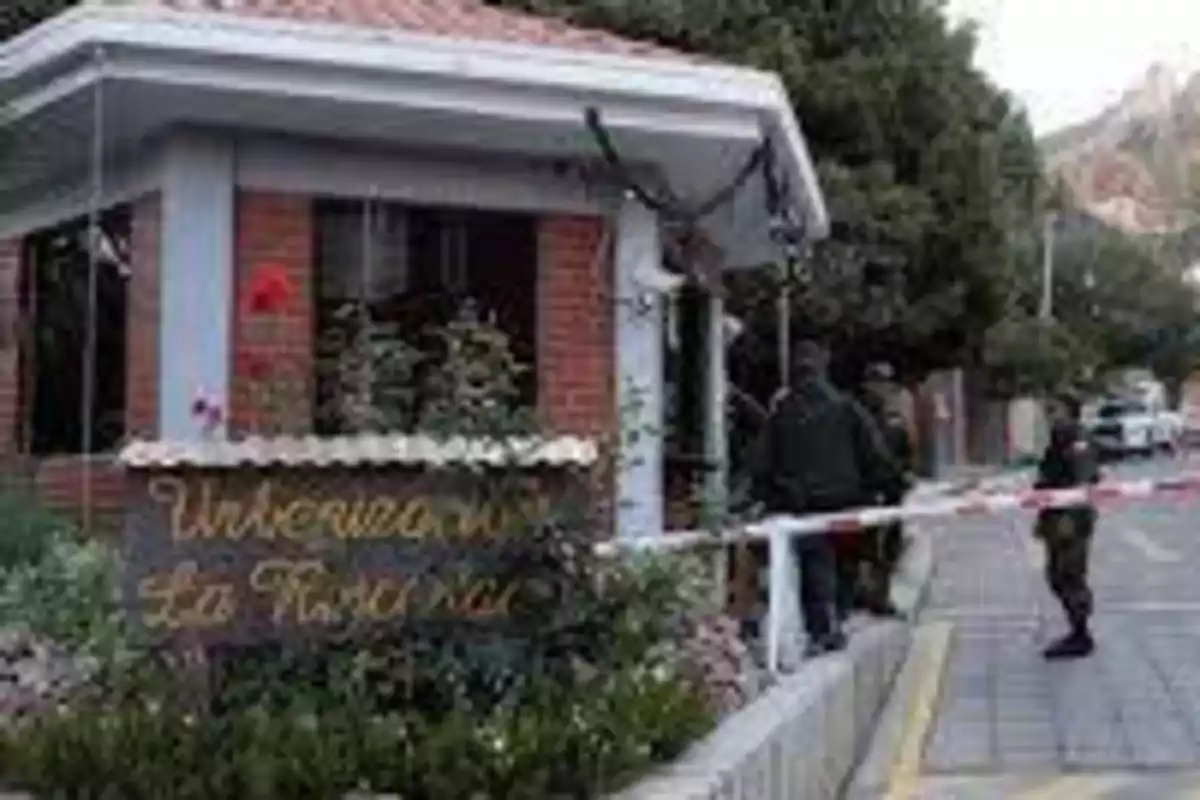 Entrada a la residencia de la embajadora mexicana en Bolivia.