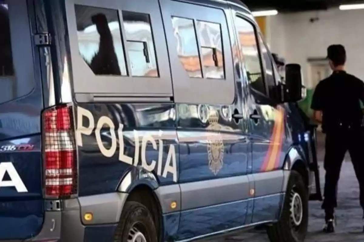 Un furgón de la Policía similar al que sufrió la rotura de un espejo.