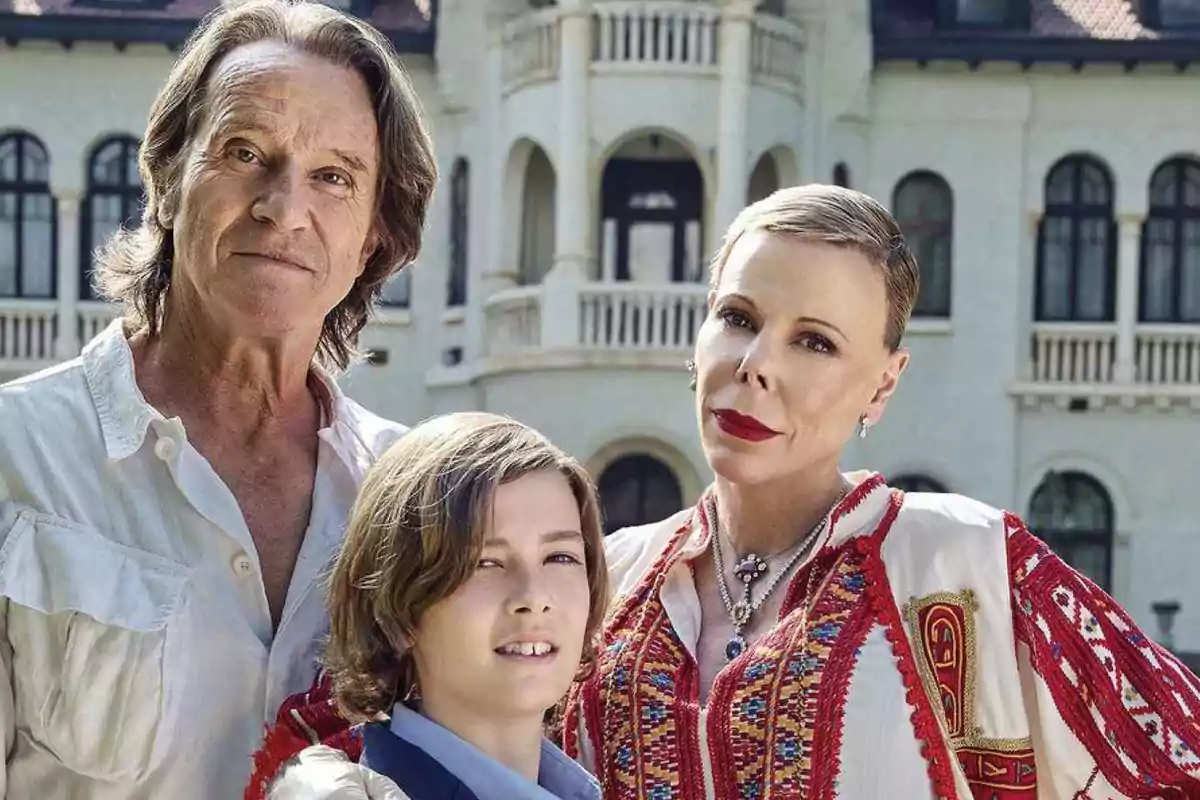 Una familia posando frente a un edificio antiguo con detalles arquitectónicos elegantes.