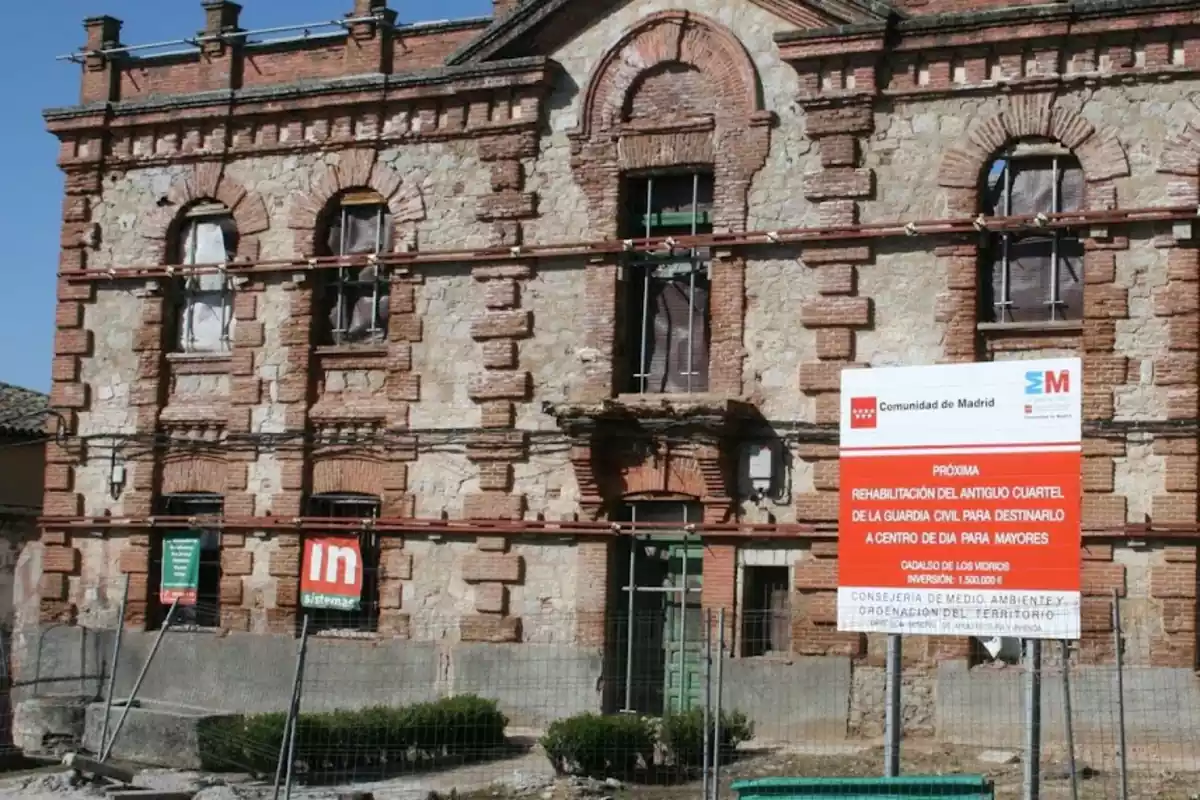 Foto de las ruinas del antiguo cuartel de la Guardia Civil en Cadalso