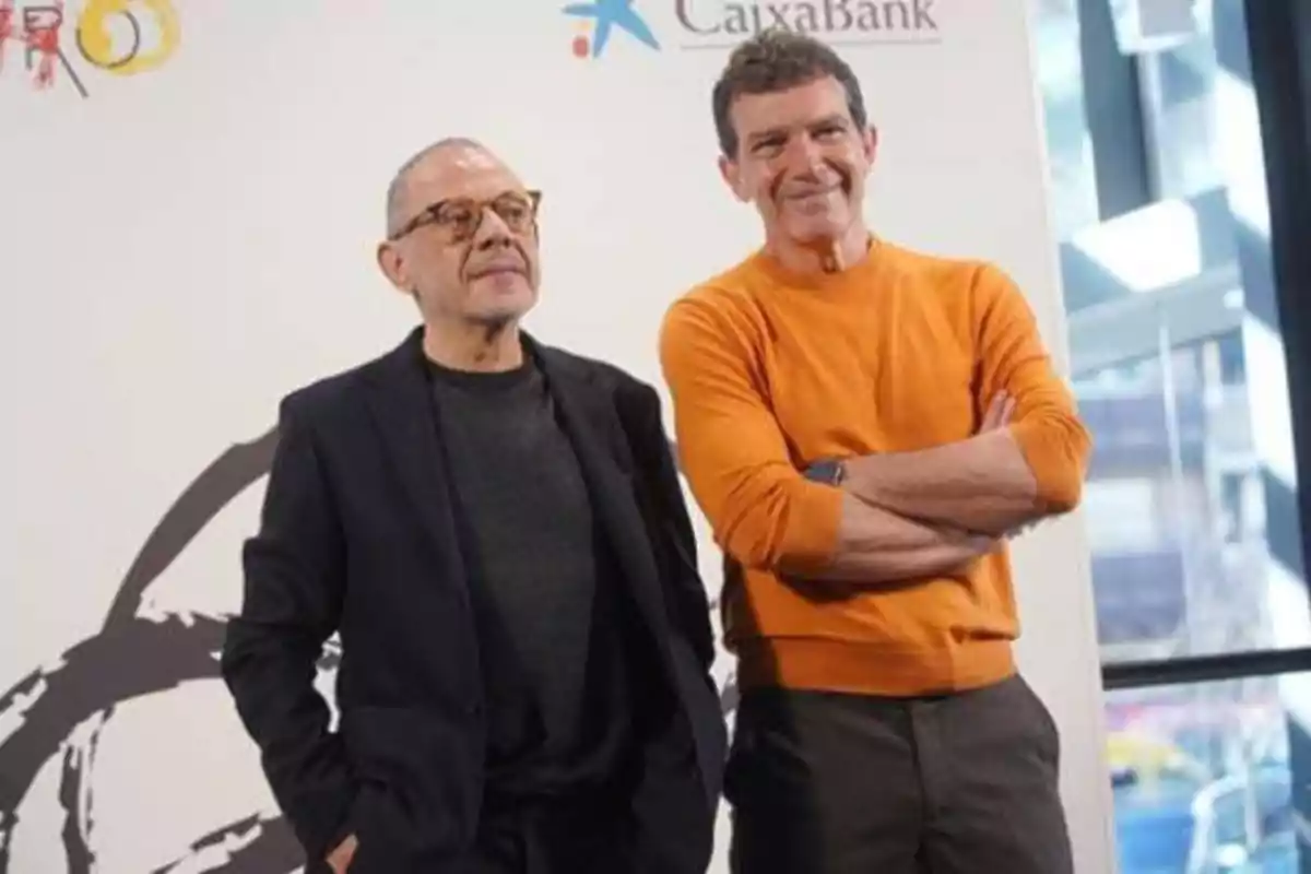 Dos hombres posando frente a un fondo con logotipos de CaixaBank y otros elementos gráficos.