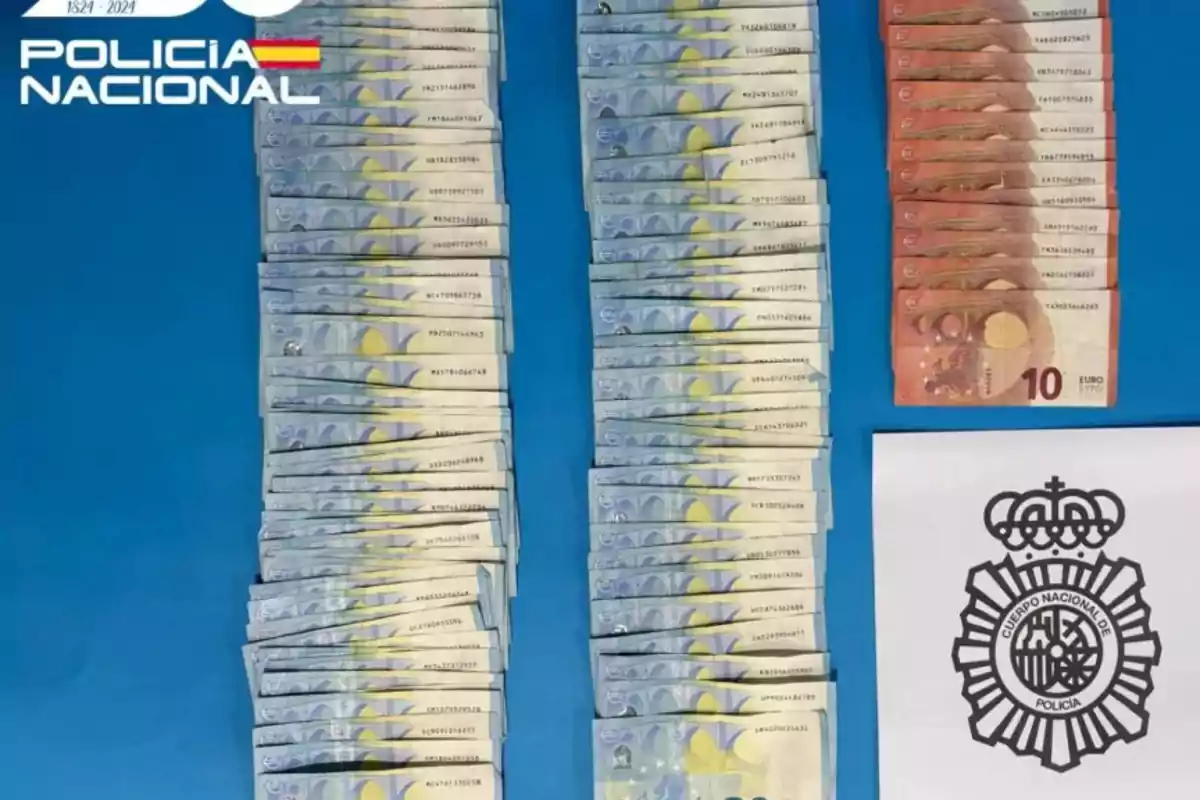 Billetes de euro organizados en filas junto a un logotipo de la Policía Nacional sobre un fondo azul.